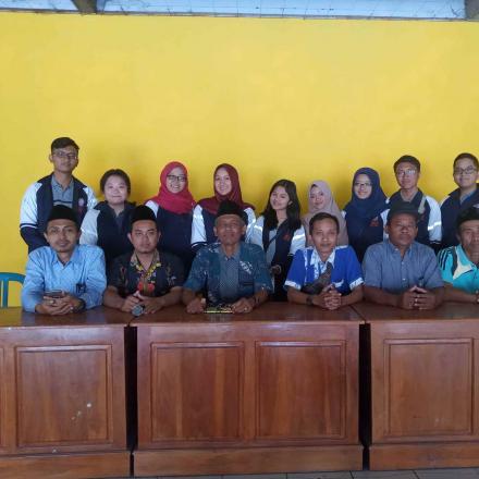 9 Orang adik-adik dari Universitas Diponegoro Semarang KKN di Desa Gandrirojo