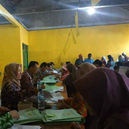 Tim BPN Kabupaten Rembang Serahkan 916 Sertifikat Desa Gandrirojo PTSL 2019